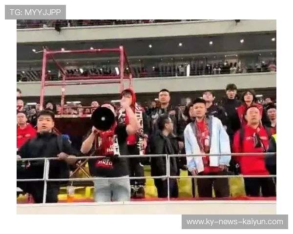 足球球迷赛后围堵球队大巴痛骂