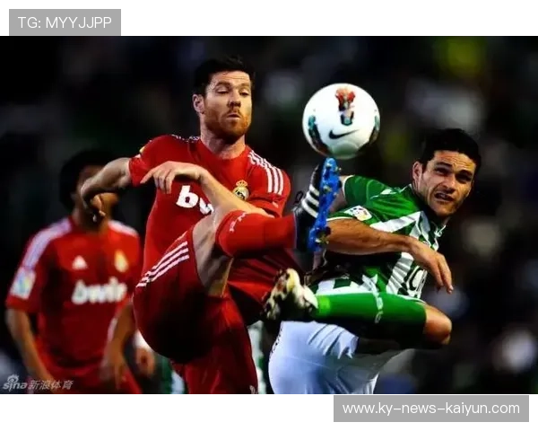 足球魅力的极致演绎:后卫大脚一击,瞬间点燃现场热情