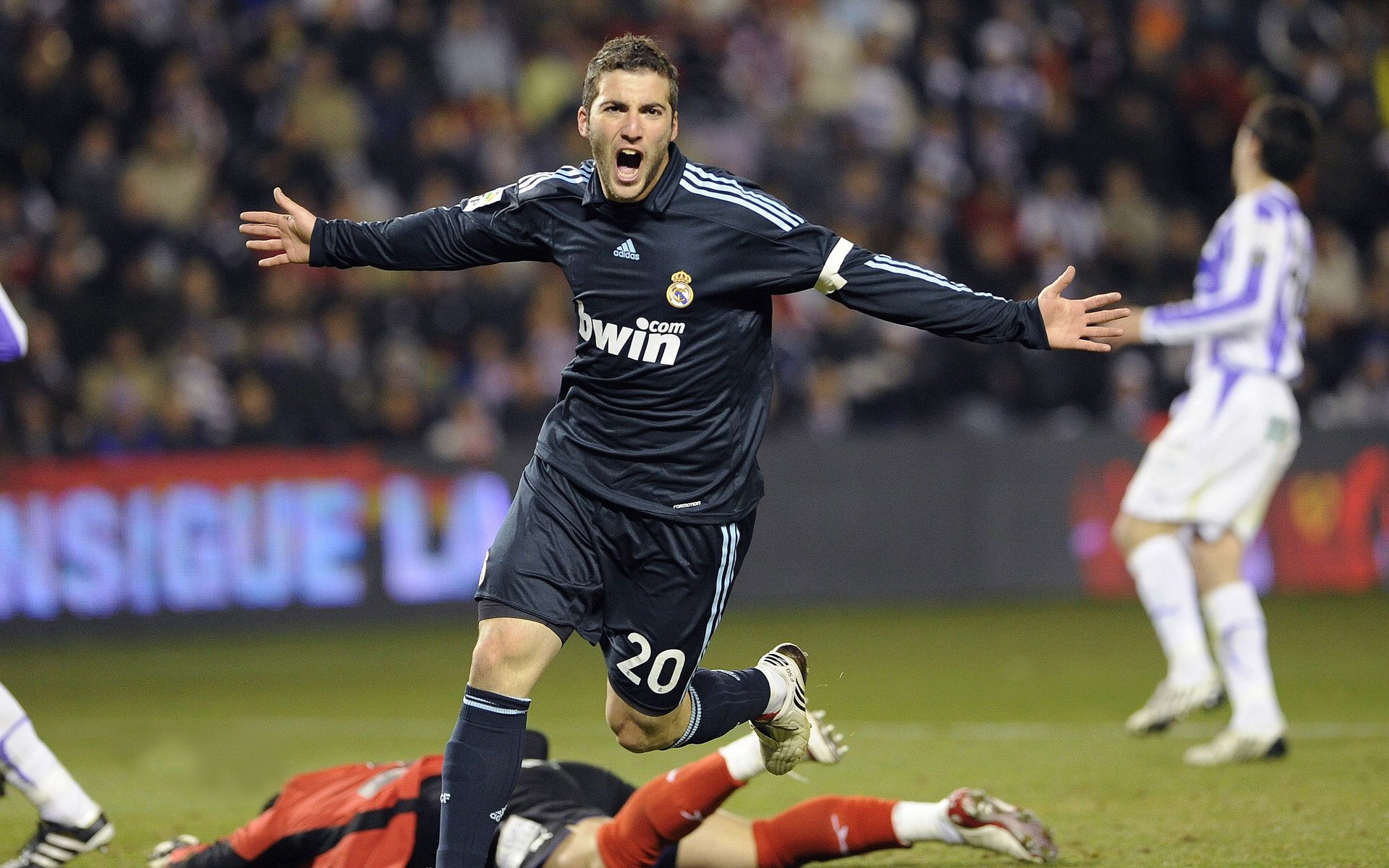 全国游艇绕标赛 精英船队比拼战术与操控