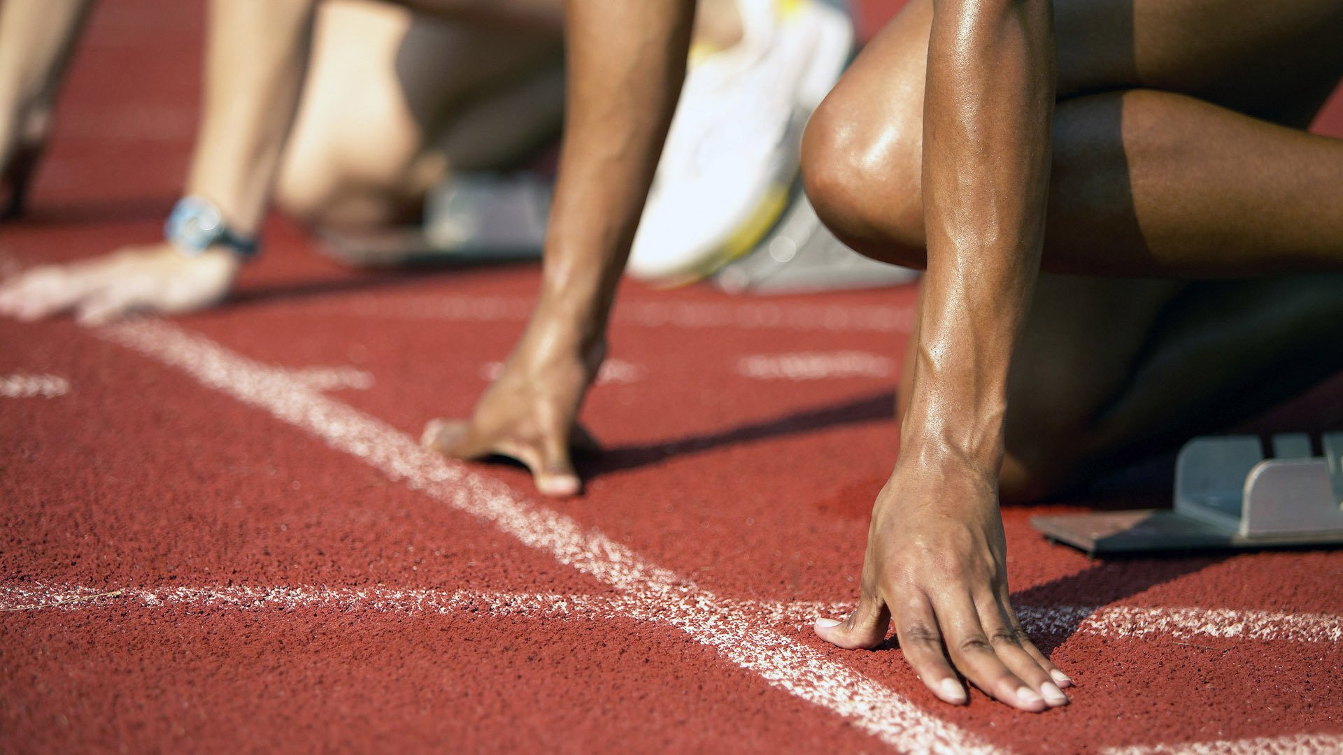 班级接力跑全校总决赛 看台上口号与加油声不断