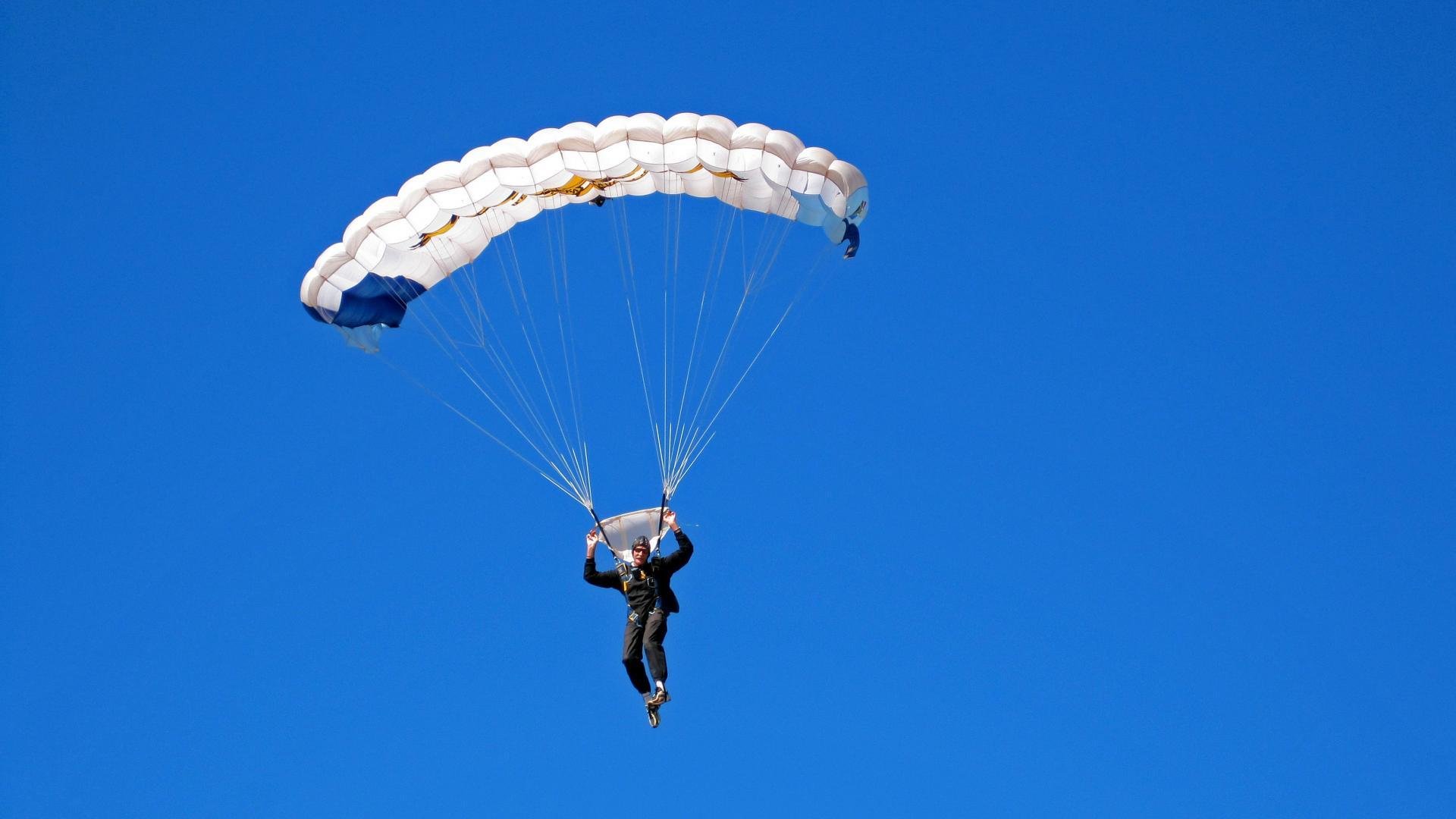 网球选手在比赛中保持稳定发挥